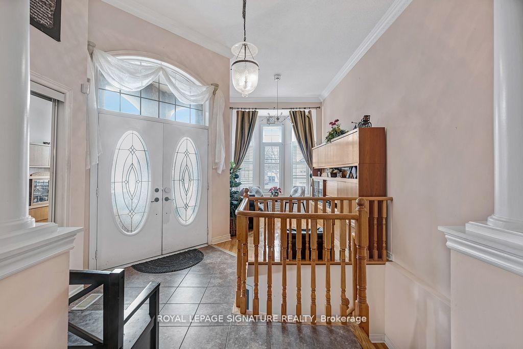Photo 4 of 102 Pennyroyal Crescent, Brampton, Bramalea North Industrial — HOMEH