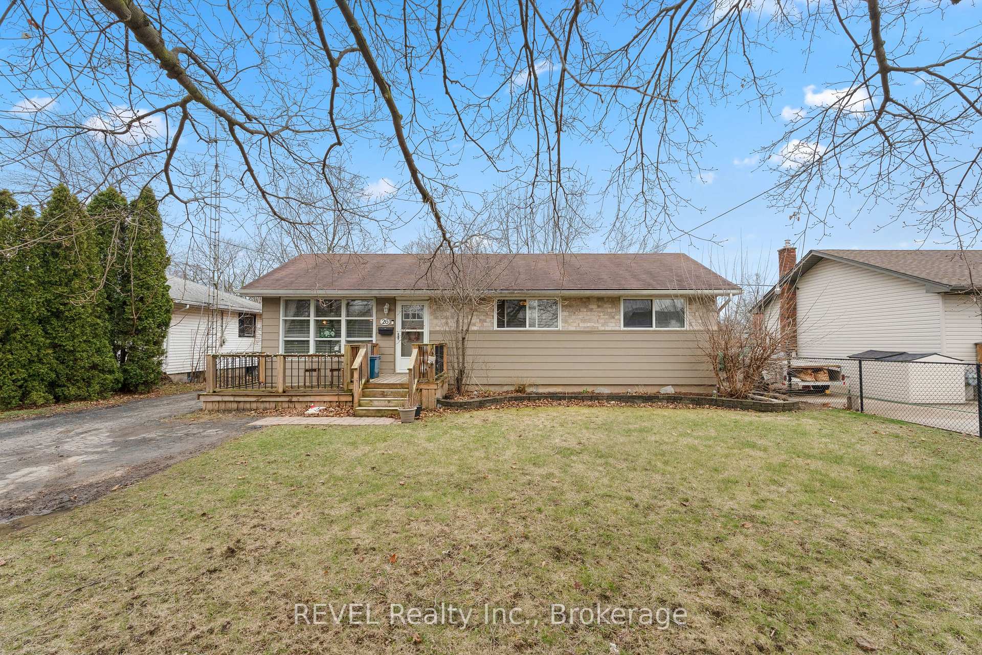 Photo 2 of 26 Roseland Avenue, St. Catharines, Carlton/Bunting — HOMEH