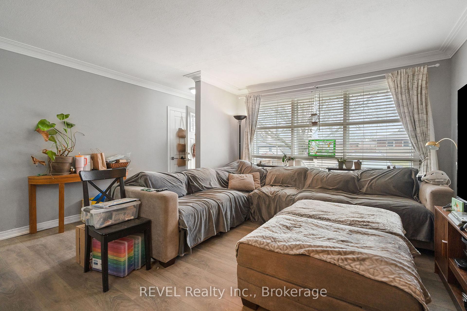 Photo 5 of 26 Roseland Avenue, St. Catharines, Carlton/Bunting — HOMEH
