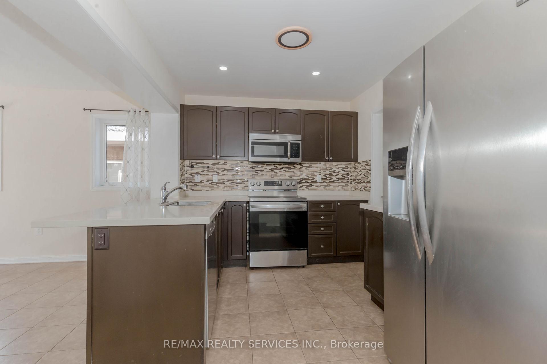 Photo 4 of 20 Henneberry Lane, Brampton, Northwest Brampton — HOMEH