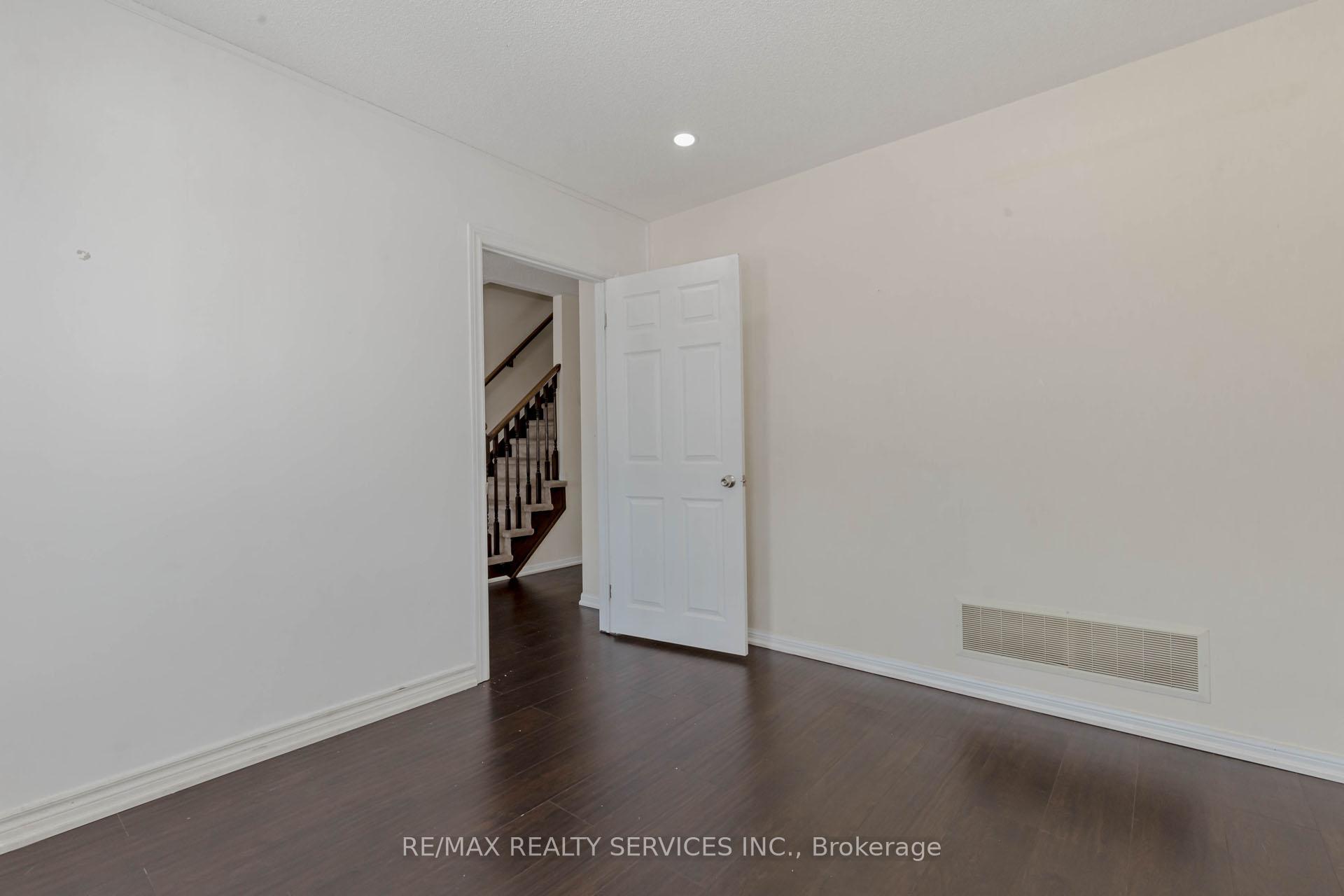 Photo 17 of 20 Henneberry Lane, Brampton, Northwest Brampton — HOMEH