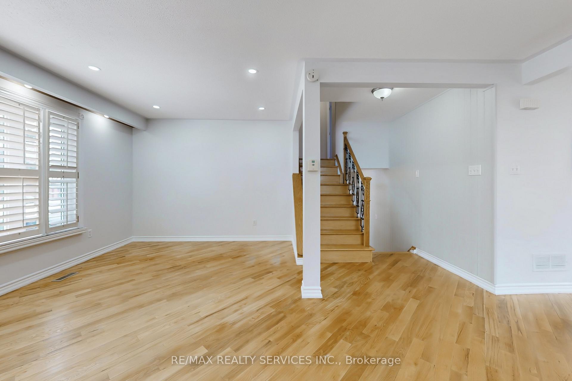 Photo 11 of 7 Geneva Crescent, Brampton, Northgate — HOMEH