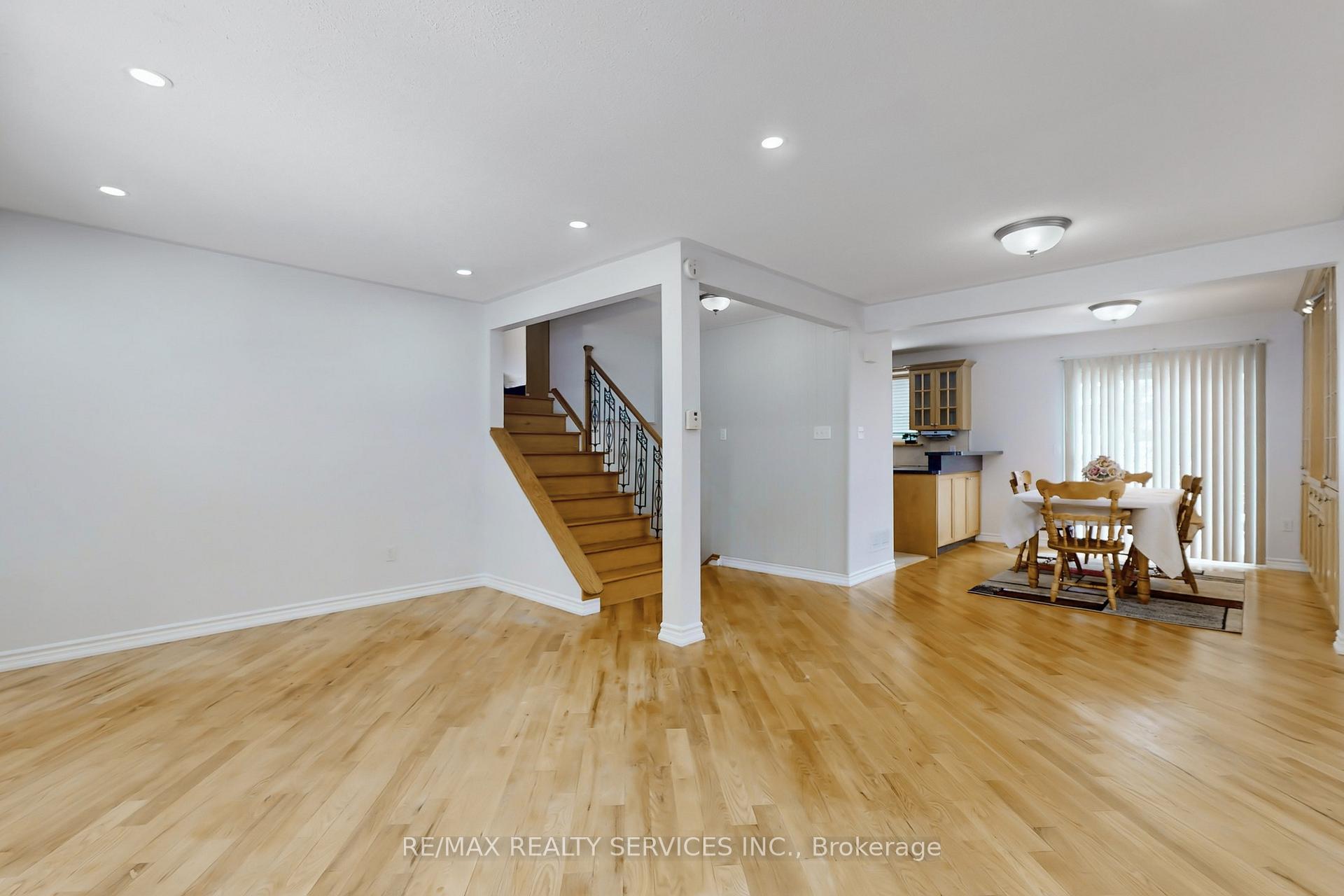 Photo 12 of 7 Geneva Crescent, Brampton, Northgate — HOMEH