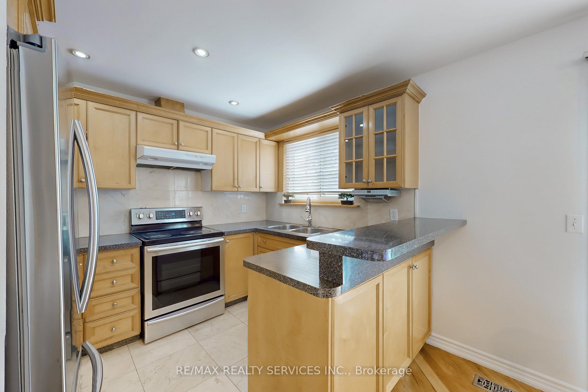 Photo 17 of 7 Geneva Crescent, Brampton, Northgate — HOMEH