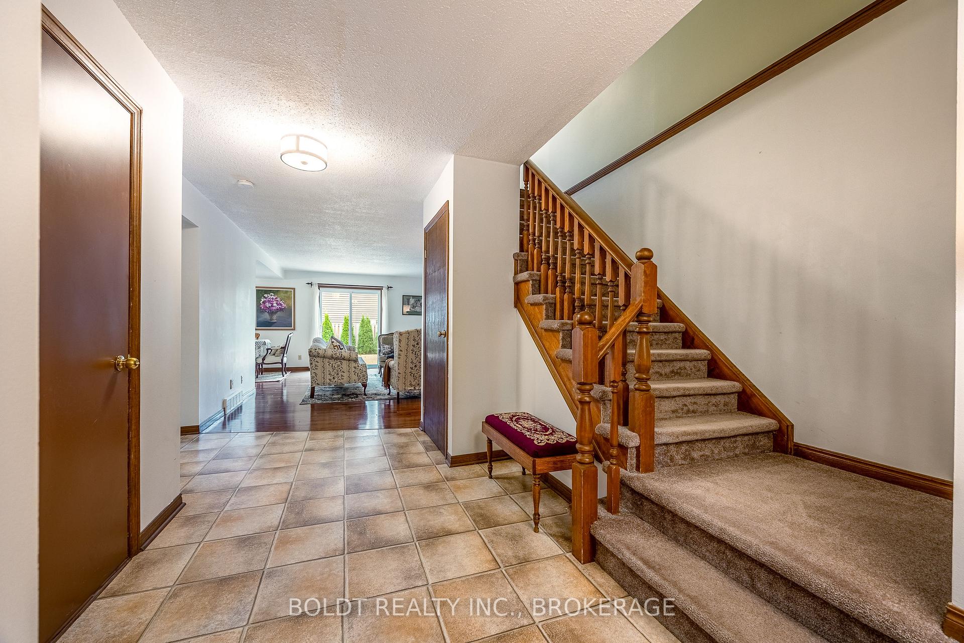 Photo 4 of 7 Elderwood Drive, St. Catharines, Grapeview — HOMEH