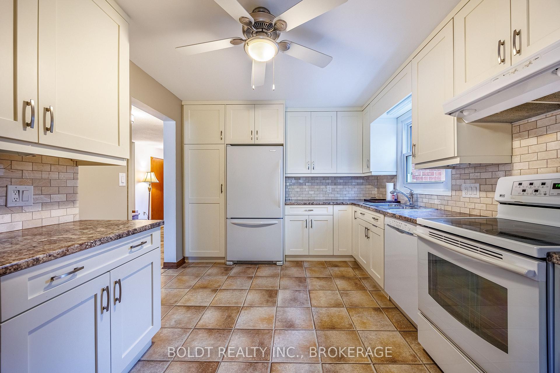 Photo 8 of 7 Elderwood Drive, St. Catharines, Grapeview — HOMEH