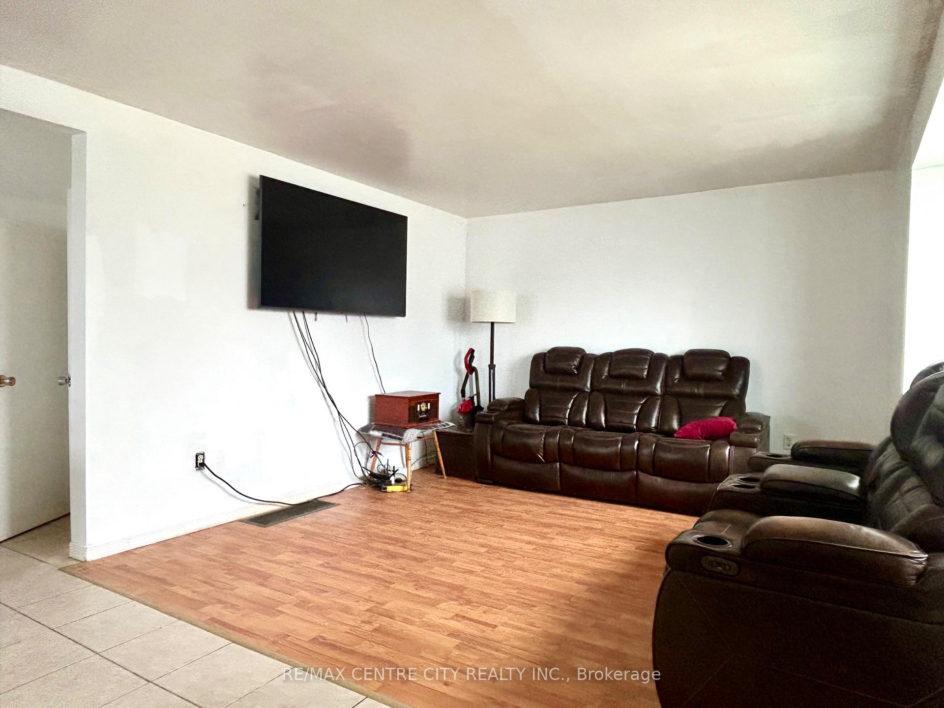 Photo 2 of 11 Parkside Drive, St. Thomas — HOMEH