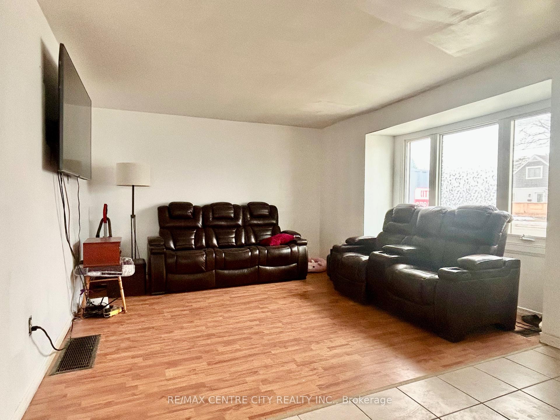 Photo 3 of 11 Parkside Drive, St. Thomas — HOMEH