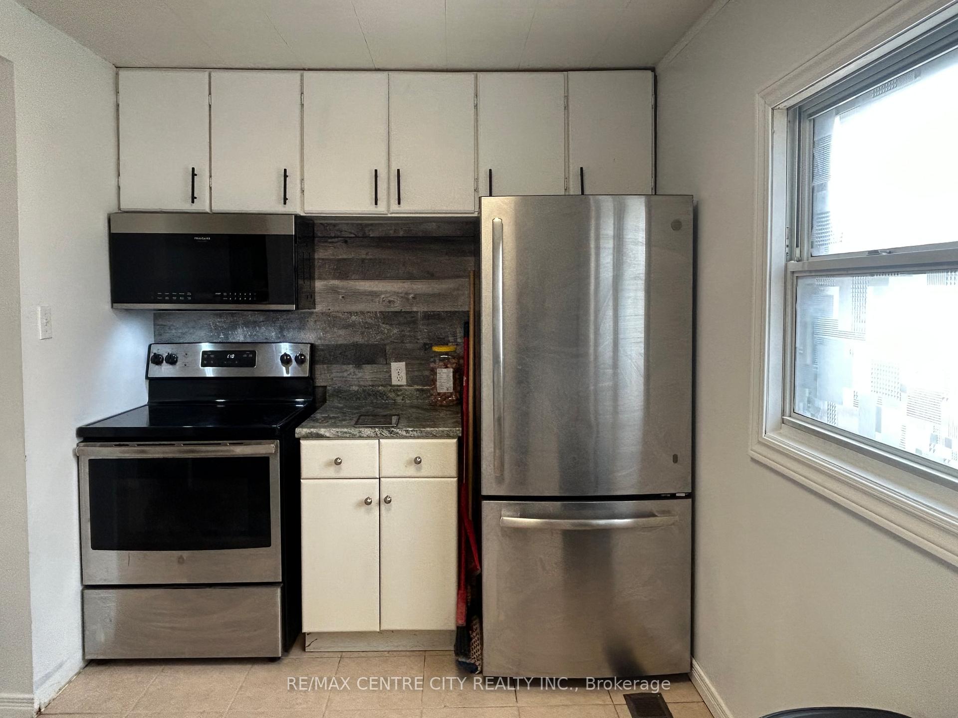 Photo 7 of 11 Parkside Drive, St. Thomas — HOMEH