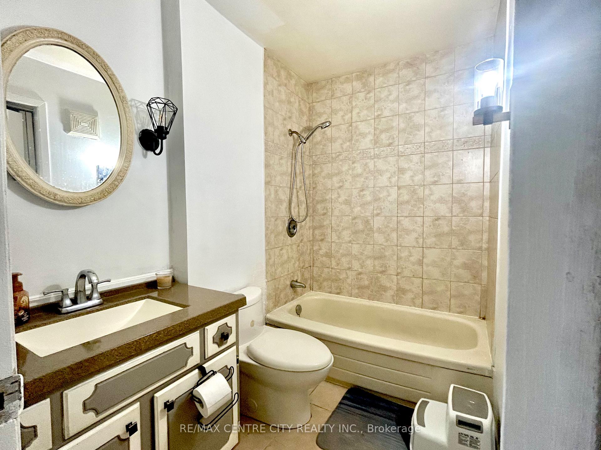 Photo 8 of 11 Parkside Drive, St. Thomas — HOMEH