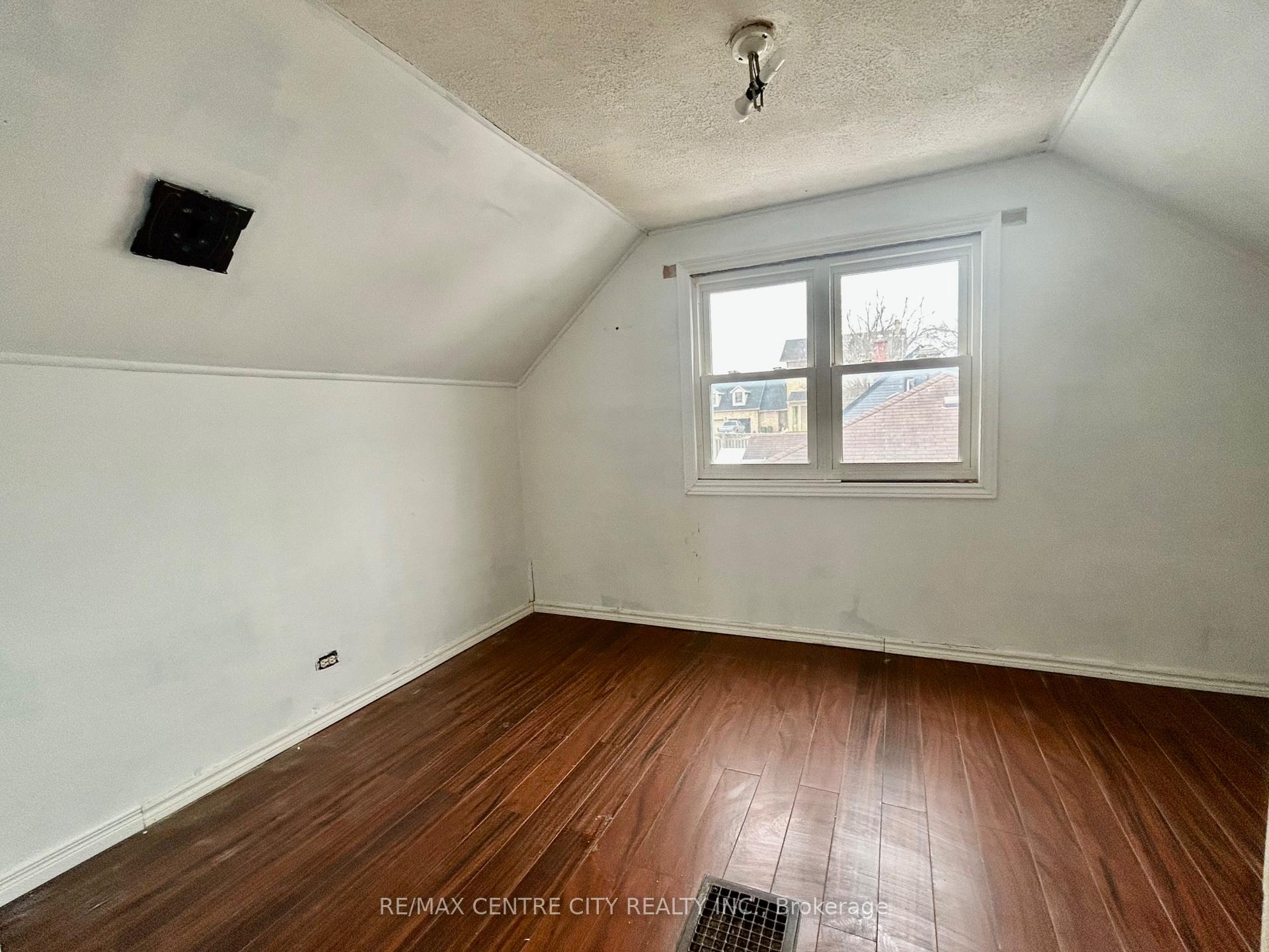Photo 14 of 11 Parkside Drive, St. Thomas — HOMEH