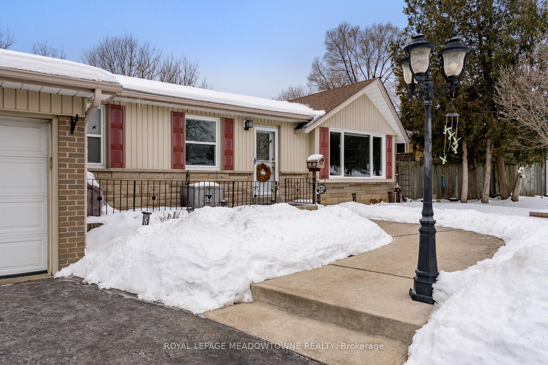 Photo 3 of 237 Elizabeth Street S, Brampton, Brampton South — HOMEH