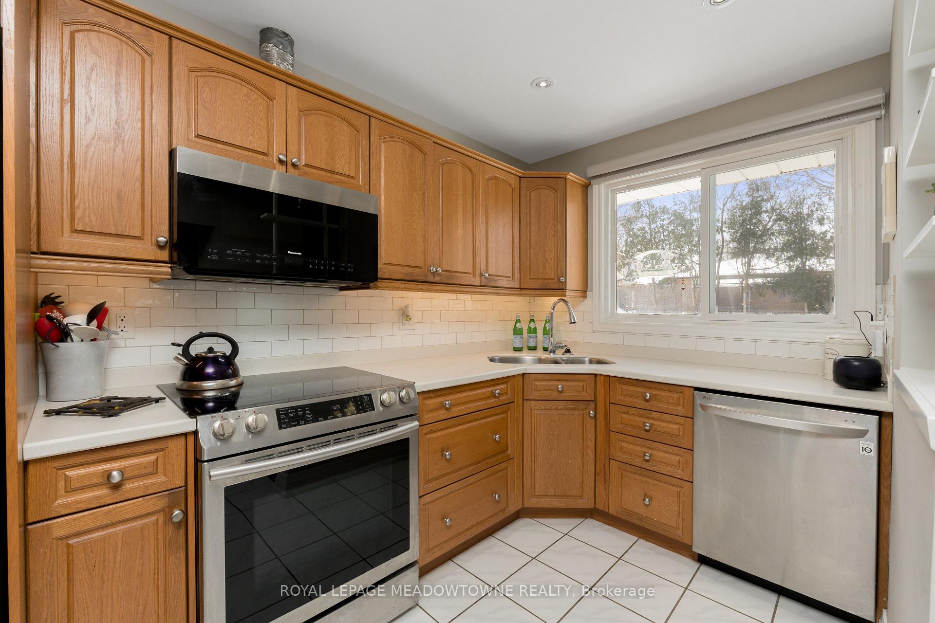 Photo 13 of 237 Elizabeth Street S, Brampton, Brampton South — HOMEH