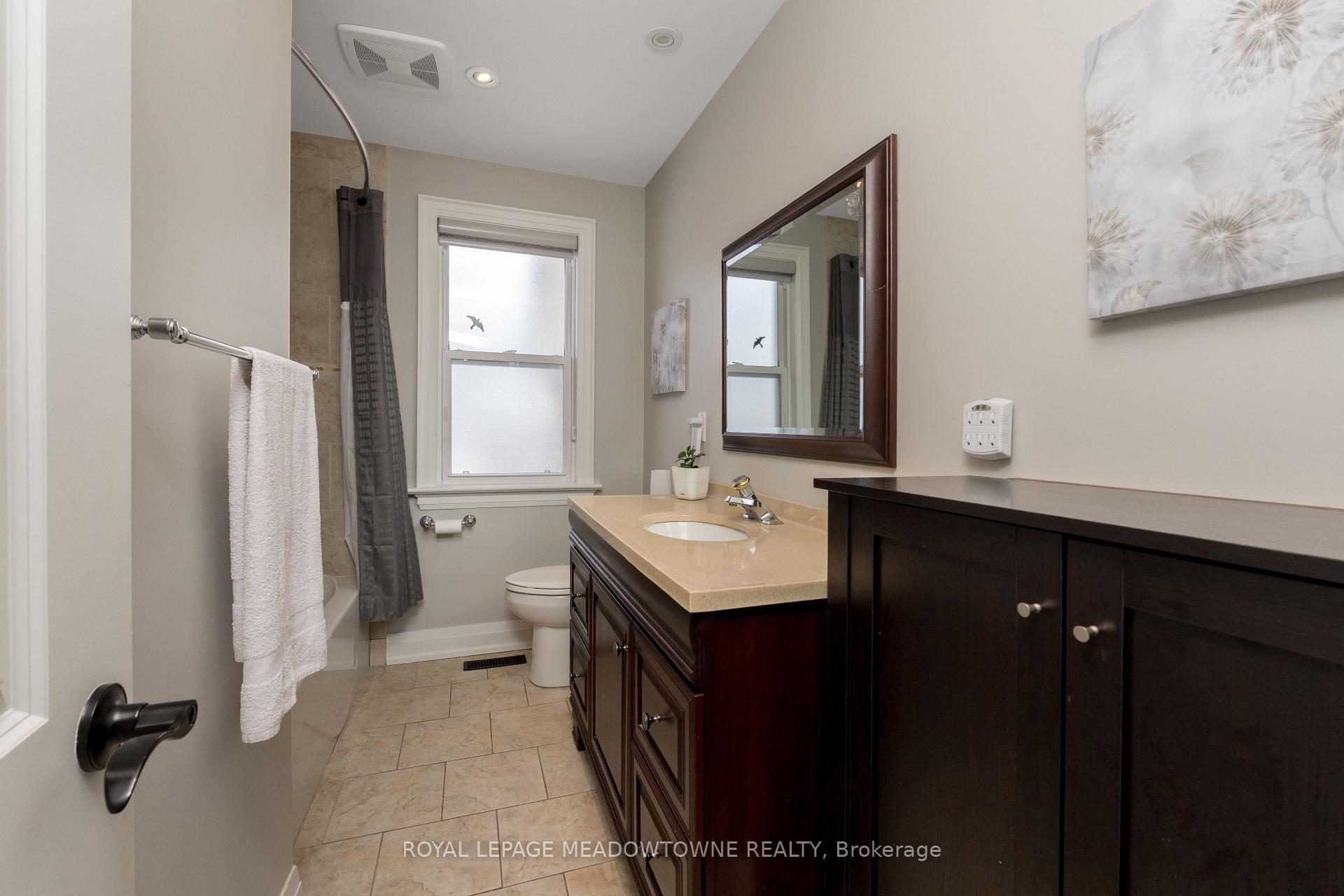 Photo 19 of 237 Elizabeth Street S, Brampton, Brampton South — HOMEH