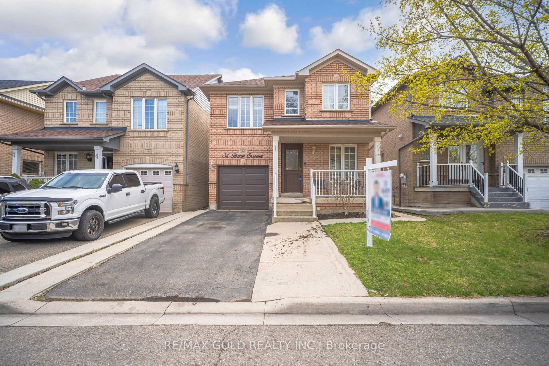 Front of 36 Roxton Crescent N