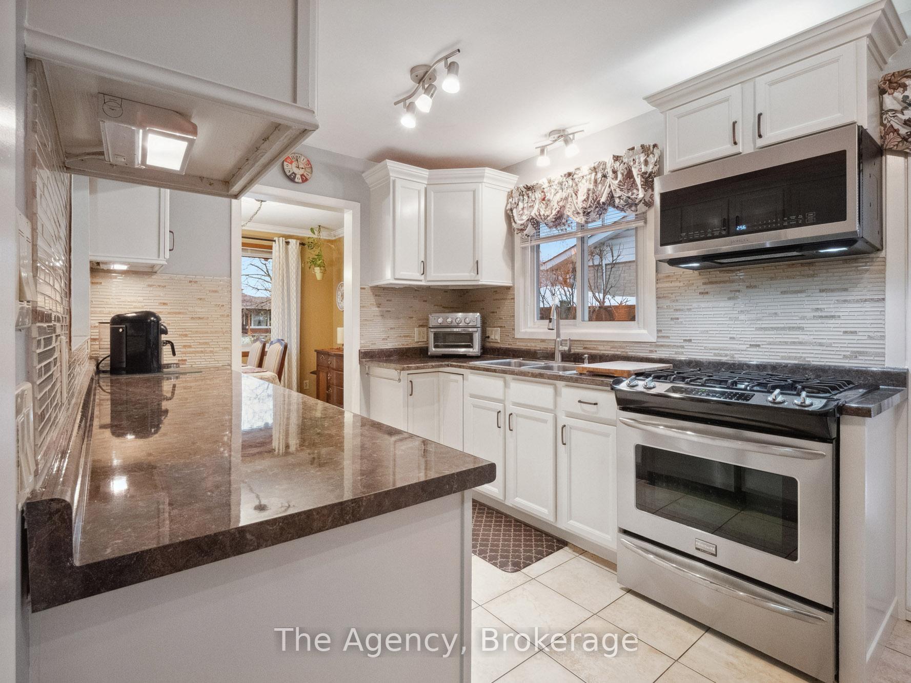 Photo 3 of 8 St Louis Place, St. Catharines, Lakeshore — HOMEH