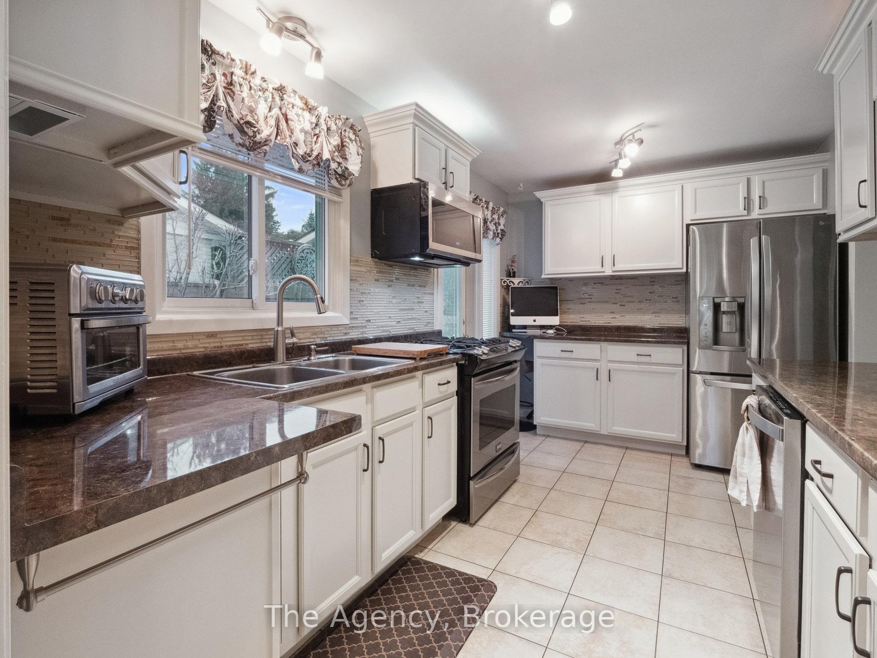 Photo 4 of 8 St Louis Place, St. Catharines, Lakeshore — HOMEH