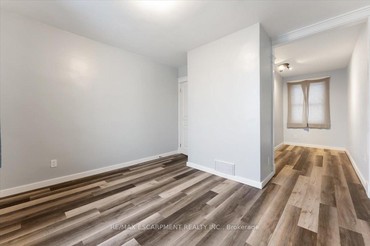 Photo 15 of 125 Westchester Crescent, St. Catharines, E. Chester — HOMEH