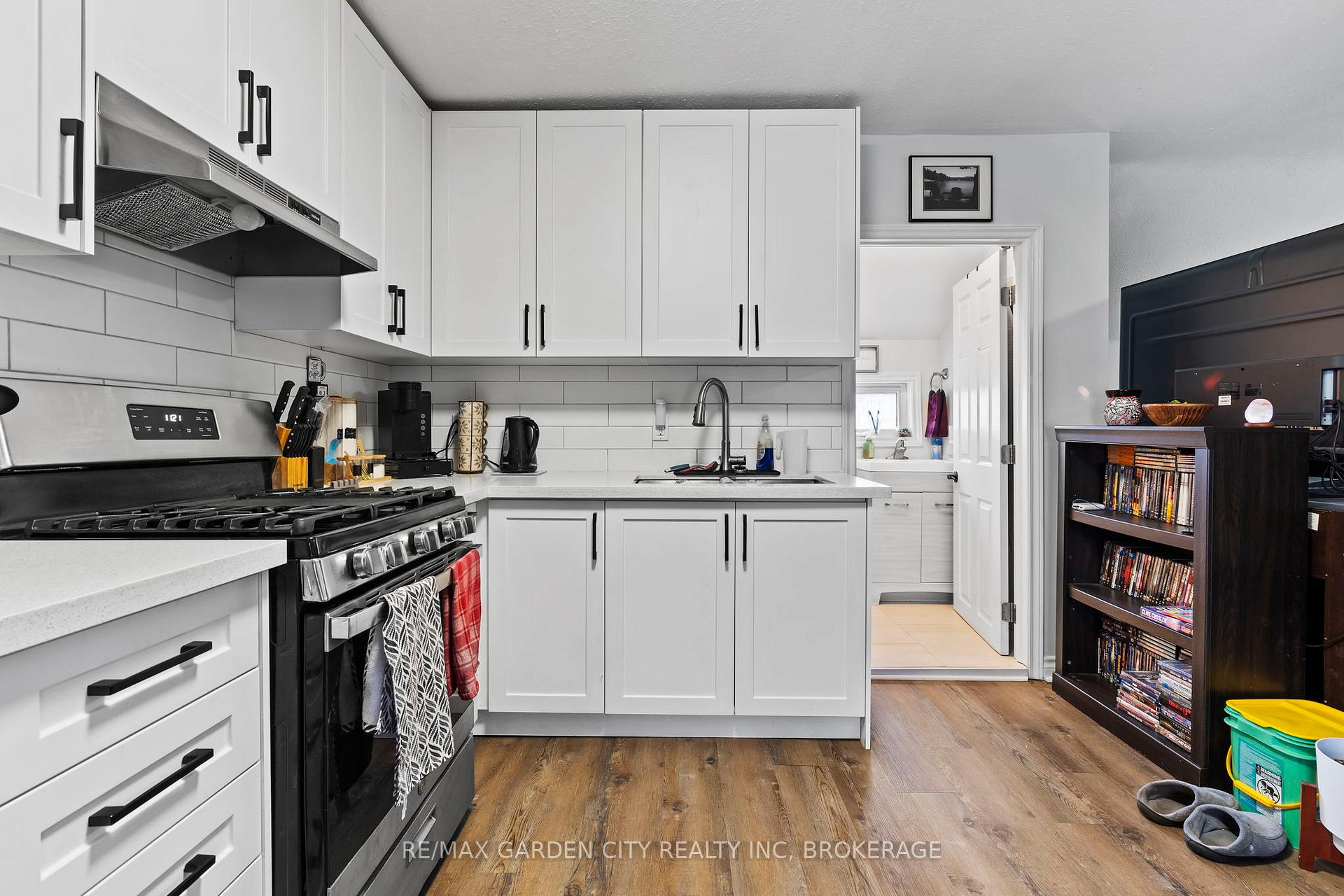 Photo 5 of 27 Vine Street S, St. Catharines, E. Chester — HOMEH