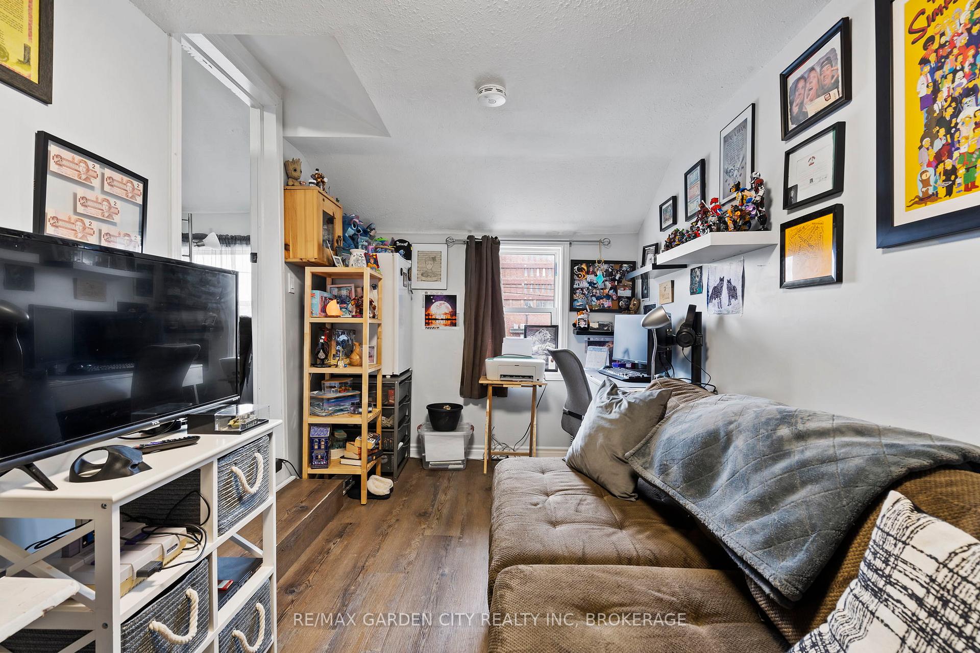 Photo 10 of 27 Vine Street S, St. Catharines, E. Chester — HOMEH