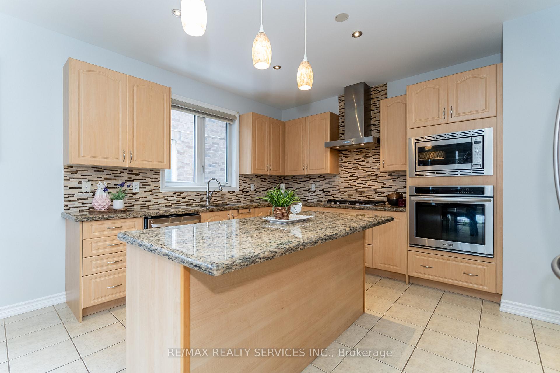 Photo 13 of 35 Cirillo Street, Brampton, Credit Valley — HOMEH