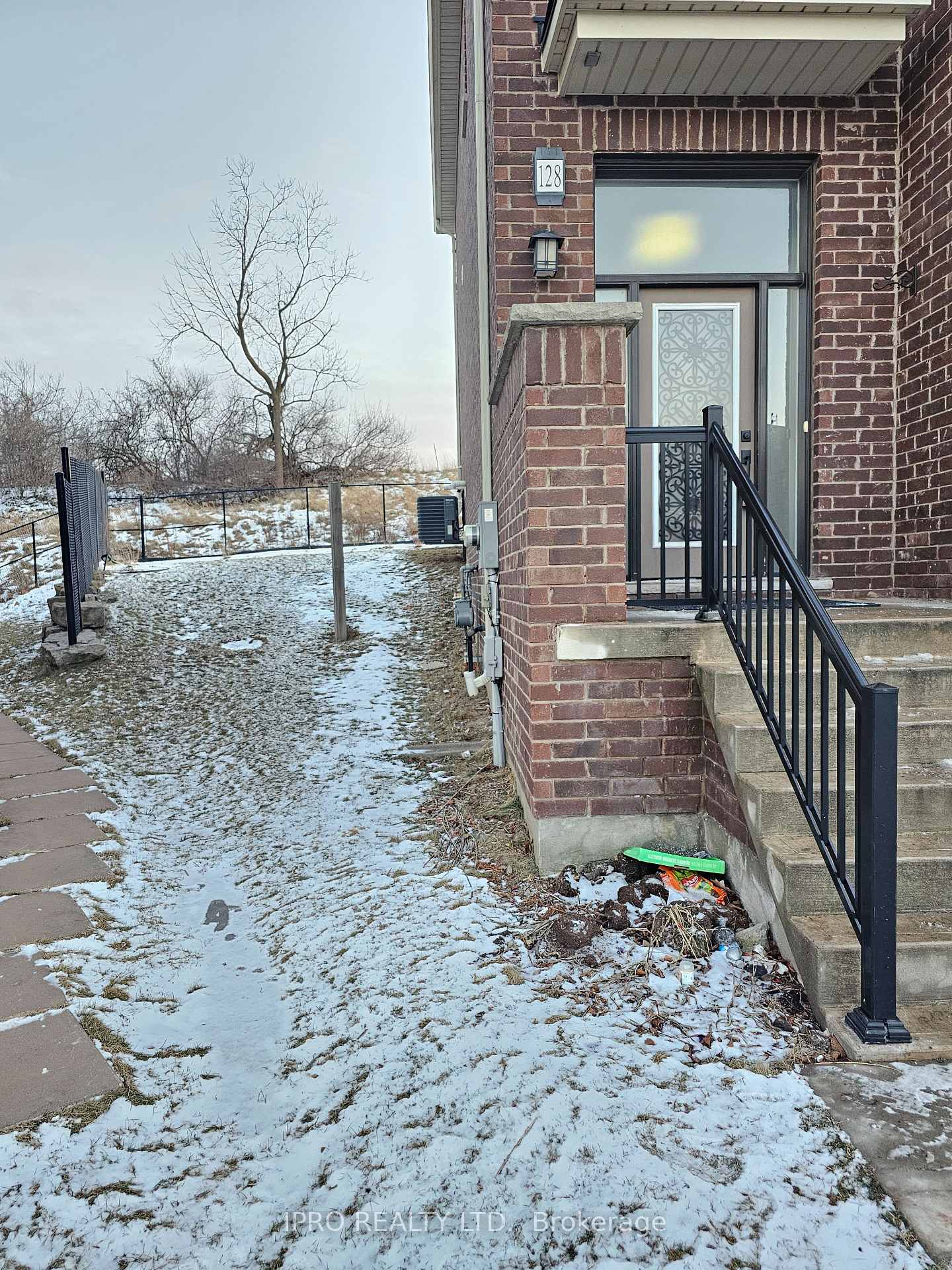 Photo 3 of 128 Crafter Crescent, Hamilton, Stoney Creek Mountain — HOMEH