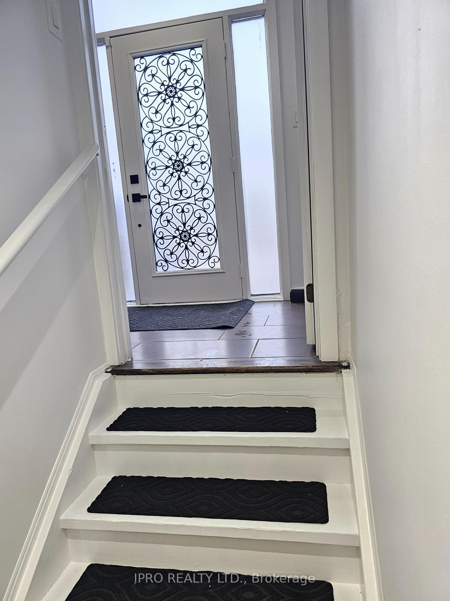 Photo 4 of 128 Crafter Crescent, Hamilton, Stoney Creek Mountain — HOMEH