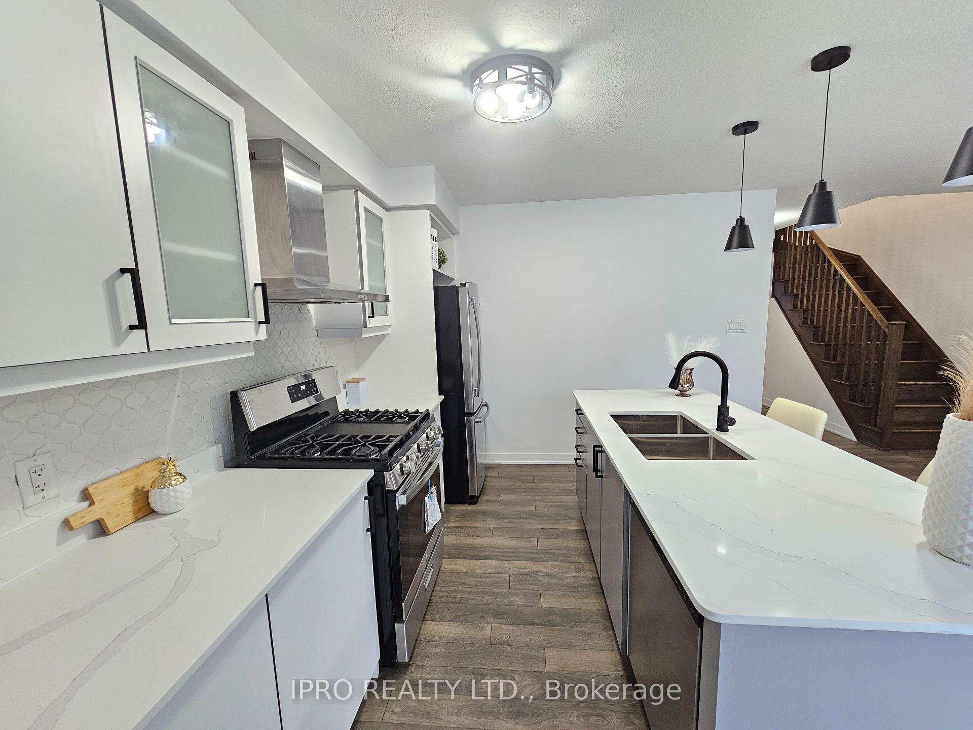 Photo 14 of 128 Crafter Crescent, Hamilton, Stoney Creek Mountain — HOMEH