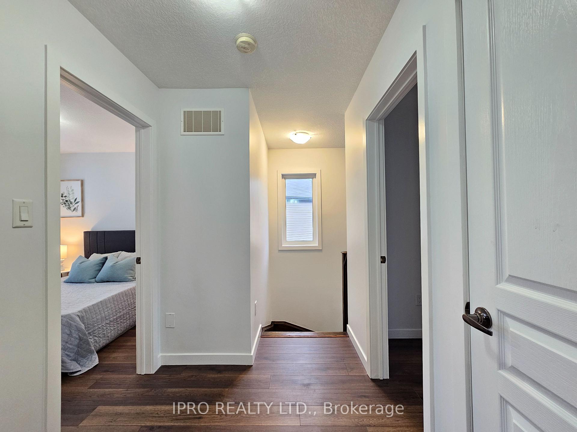 Photo 18 of 128 Crafter Crescent, Hamilton, Stoney Creek Mountain — HOMEH