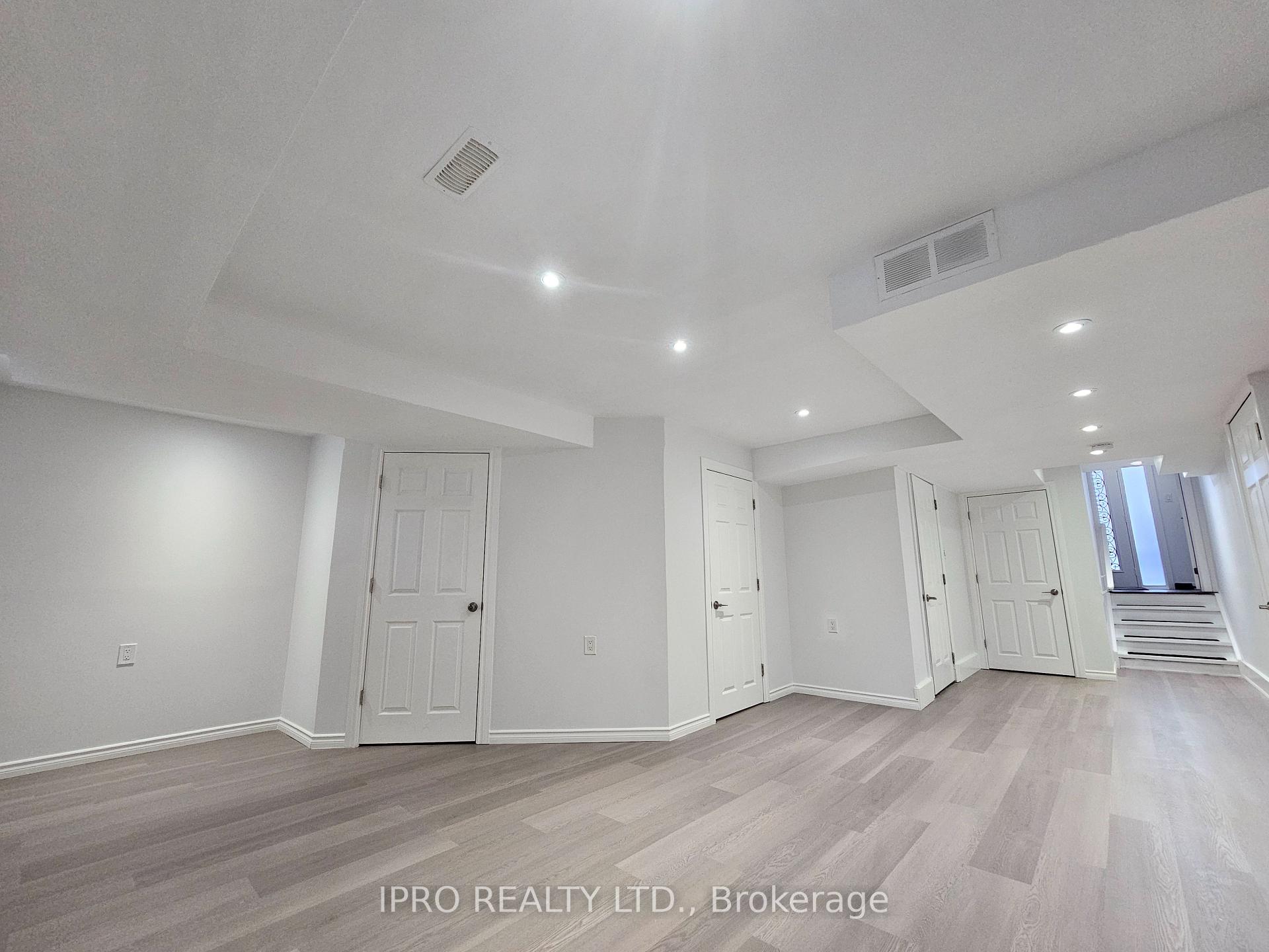 Photo 29 of 128 Crafter Crescent, Hamilton, Stoney Creek Mountain — HOMEH