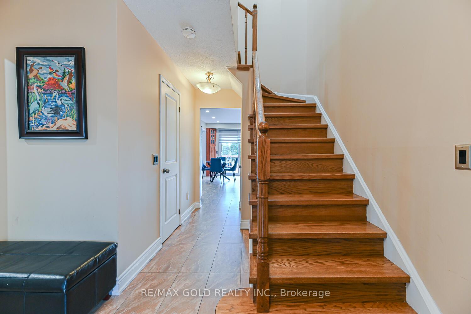 Photo 2 of 22 Niagara Place, Brampton, Westgate — HOMEH