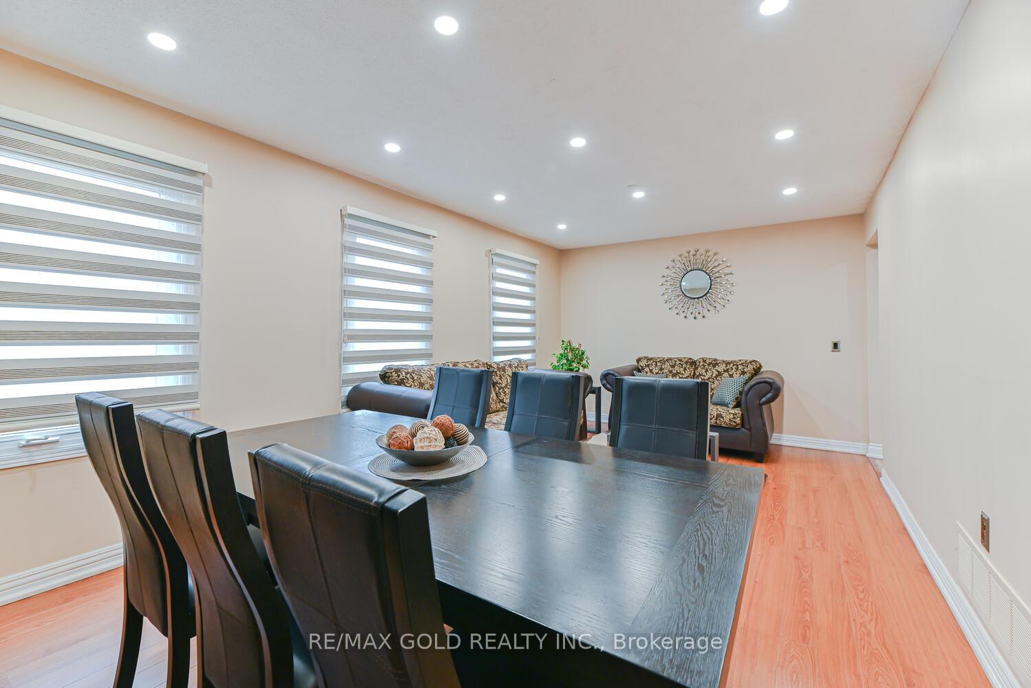 Photo 4 of 22 Niagara Place, Brampton, Westgate — HOMEH