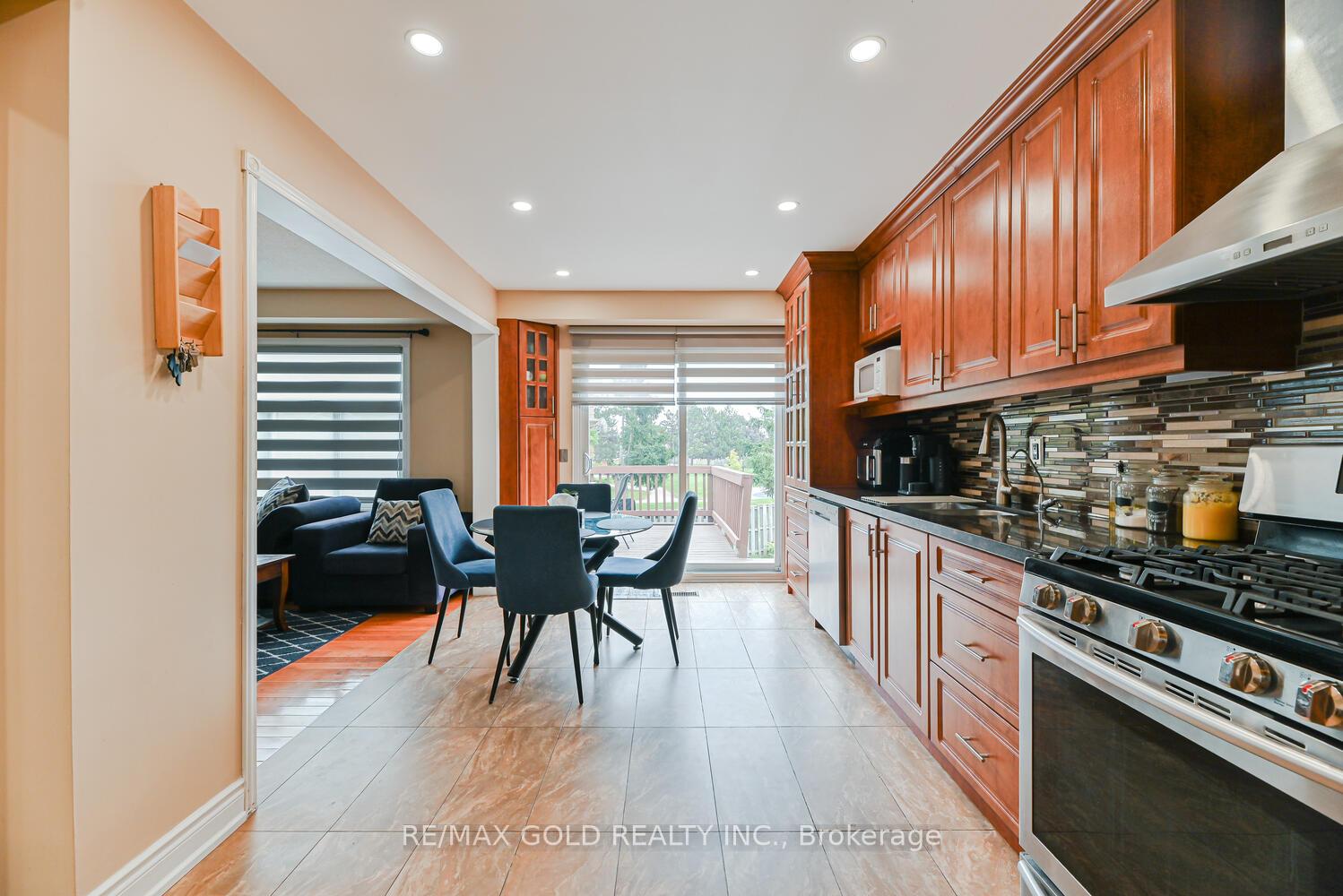 Photo 10 of 22 Niagara Place, Brampton, Westgate — HOMEH