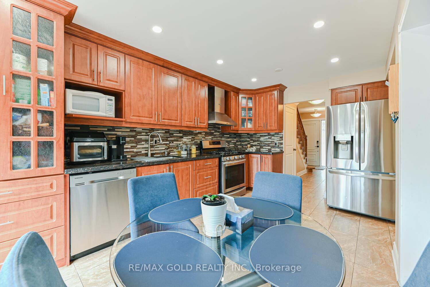 Photo 11 of 22 Niagara Place, Brampton, Westgate — HOMEH