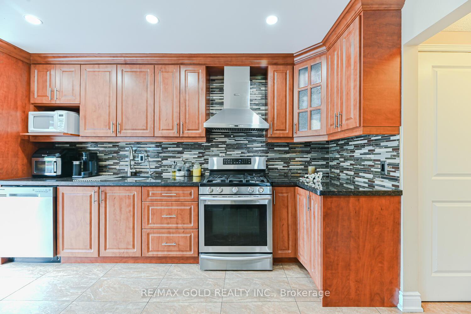 Photo 13 of 22 Niagara Place, Brampton, Westgate — HOMEH