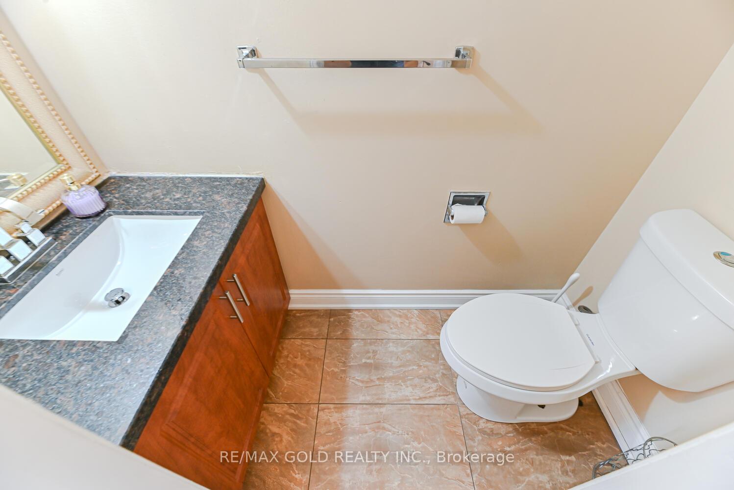 Photo 12 of 22 Niagara Place, Brampton, Westgate — HOMEH