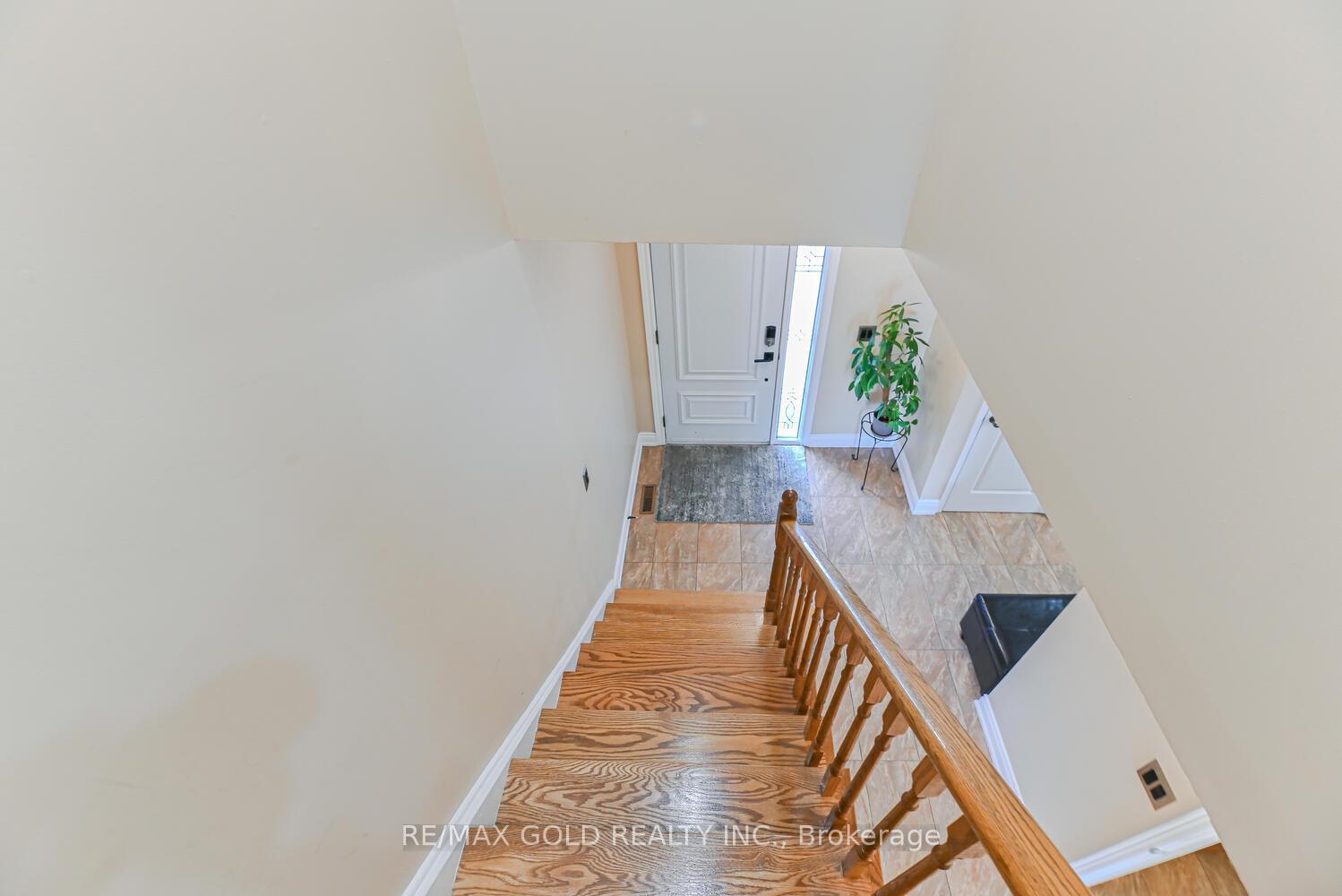 Photo 14 of 22 Niagara Place, Brampton, Westgate — HOMEH