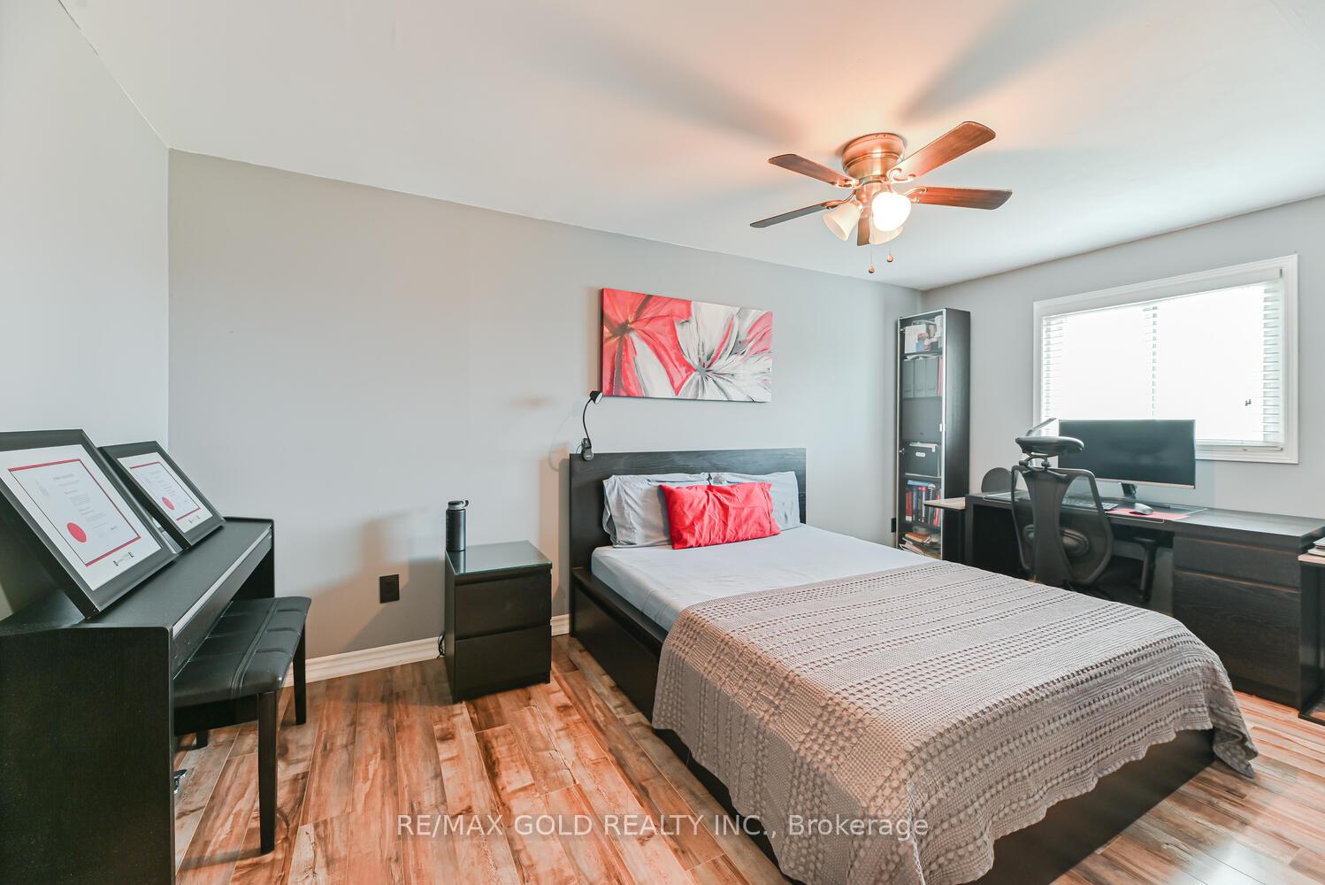 Photo 15 of 22 Niagara Place, Brampton, Westgate — HOMEH