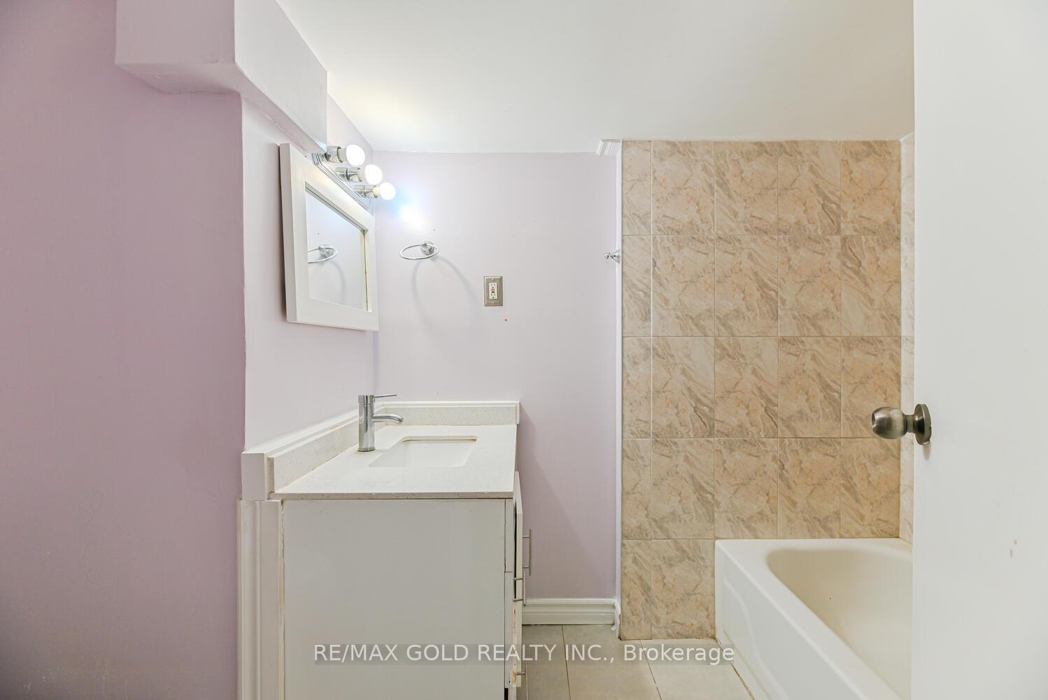 Photo 38 of 22 Niagara Place, Brampton, Westgate — HOMEH