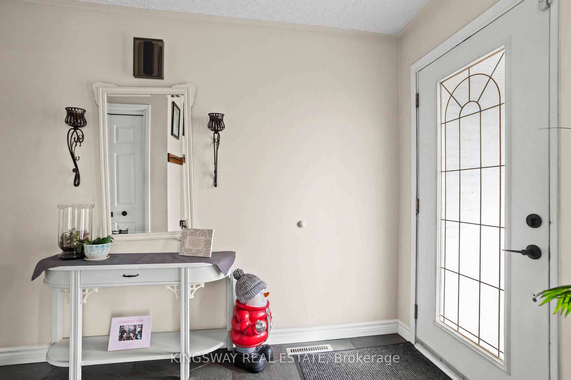 Photo 5 of 121 Oak Street W, Leamington — HOMEH