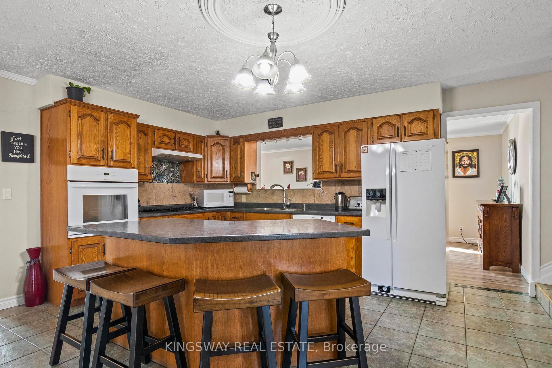 Photo 12 of 121 Oak Street W, Leamington — HOMEH