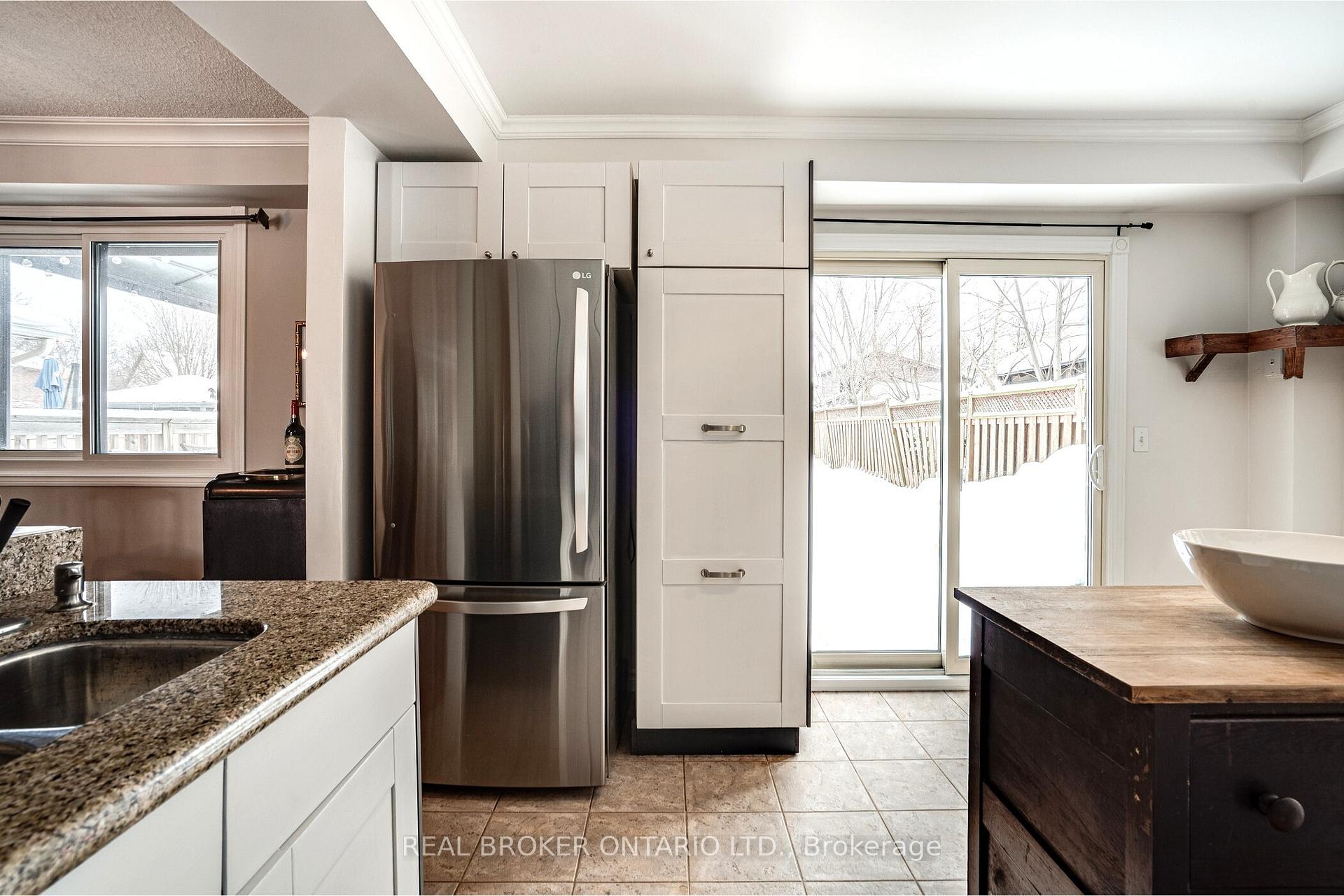 Photo 14 of 24 Drakes Drive, Hamilton, Lakeshore — HOMEH