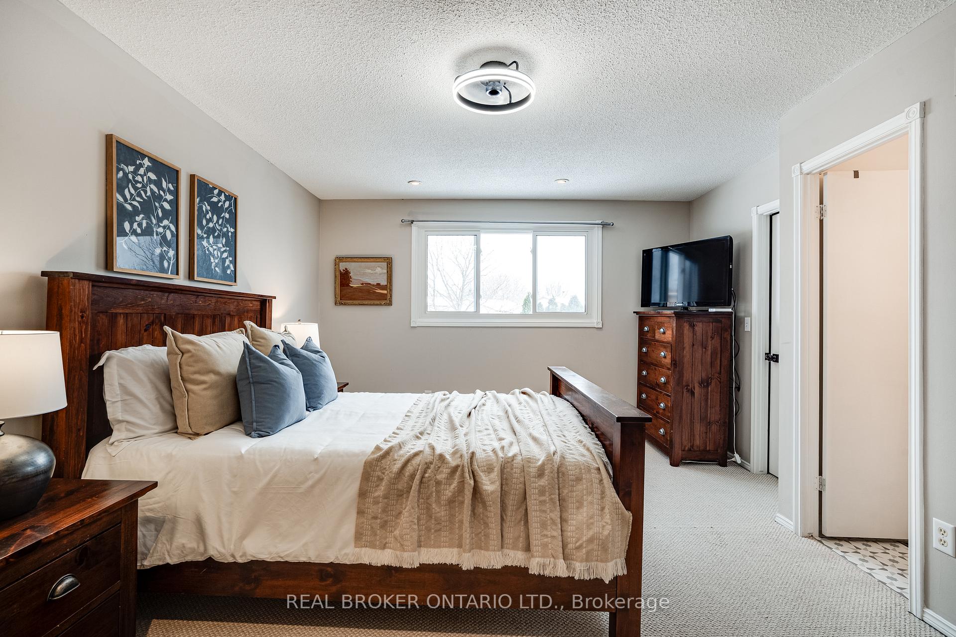 Photo 17 of 24 Drakes Drive, Hamilton, Lakeshore — HOMEH