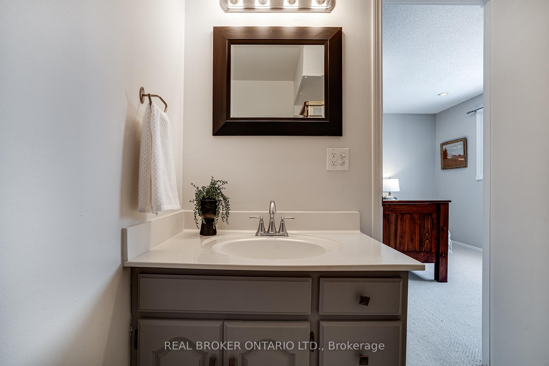 Photo 19 of 24 Drakes Drive, Hamilton, Lakeshore — HOMEH