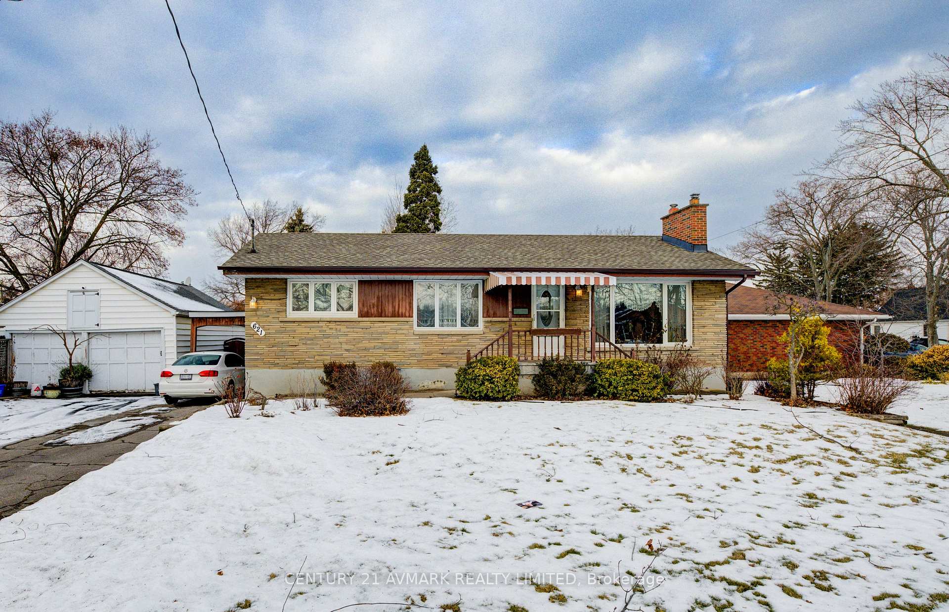 Photo 2 of 621 Carlton Street, St. Catharines, Carlton/Bunting — HOMEH
