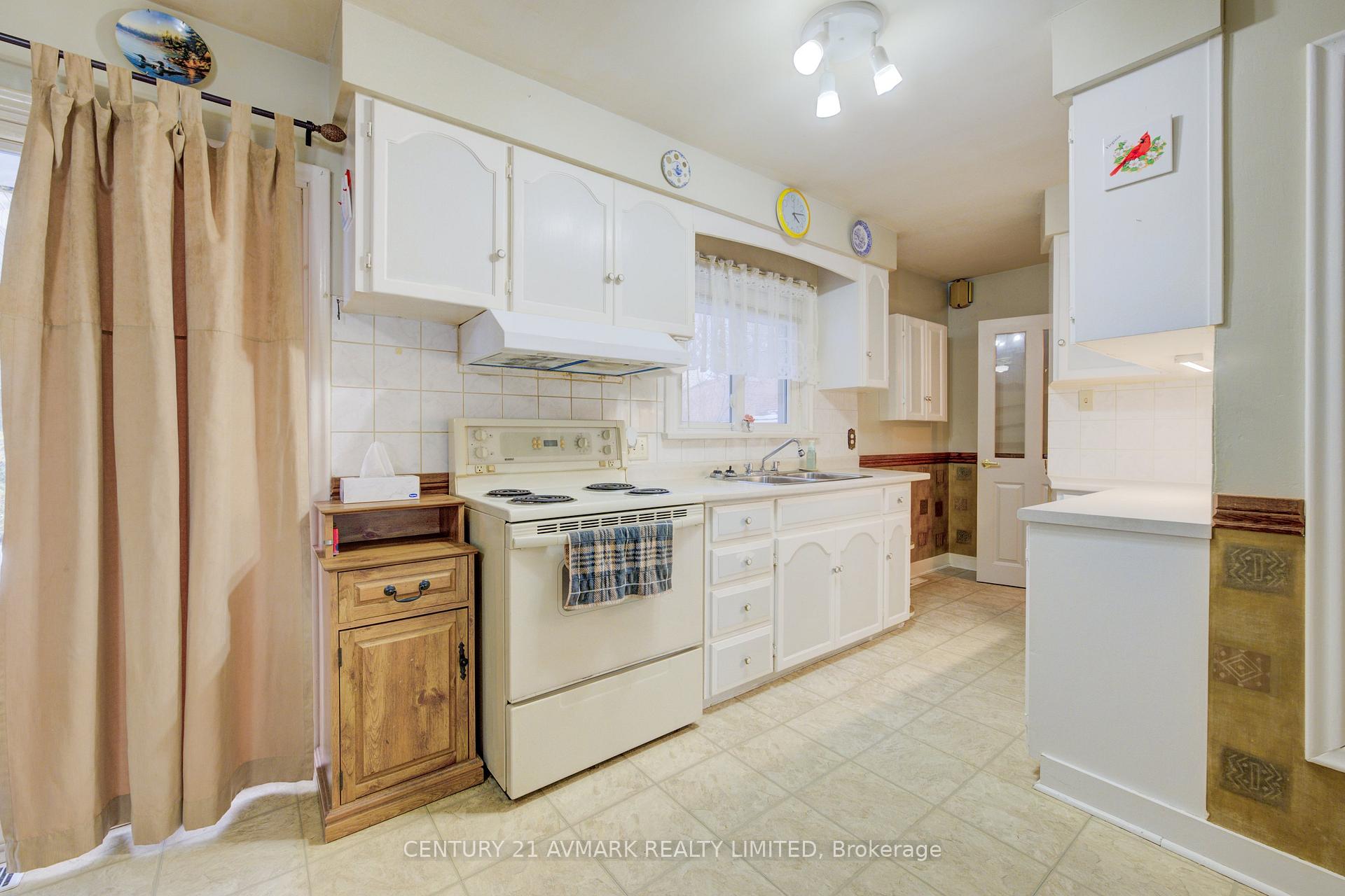 Photo 12 of 621 Carlton Street, St. Catharines, Carlton/Bunting — HOMEH
