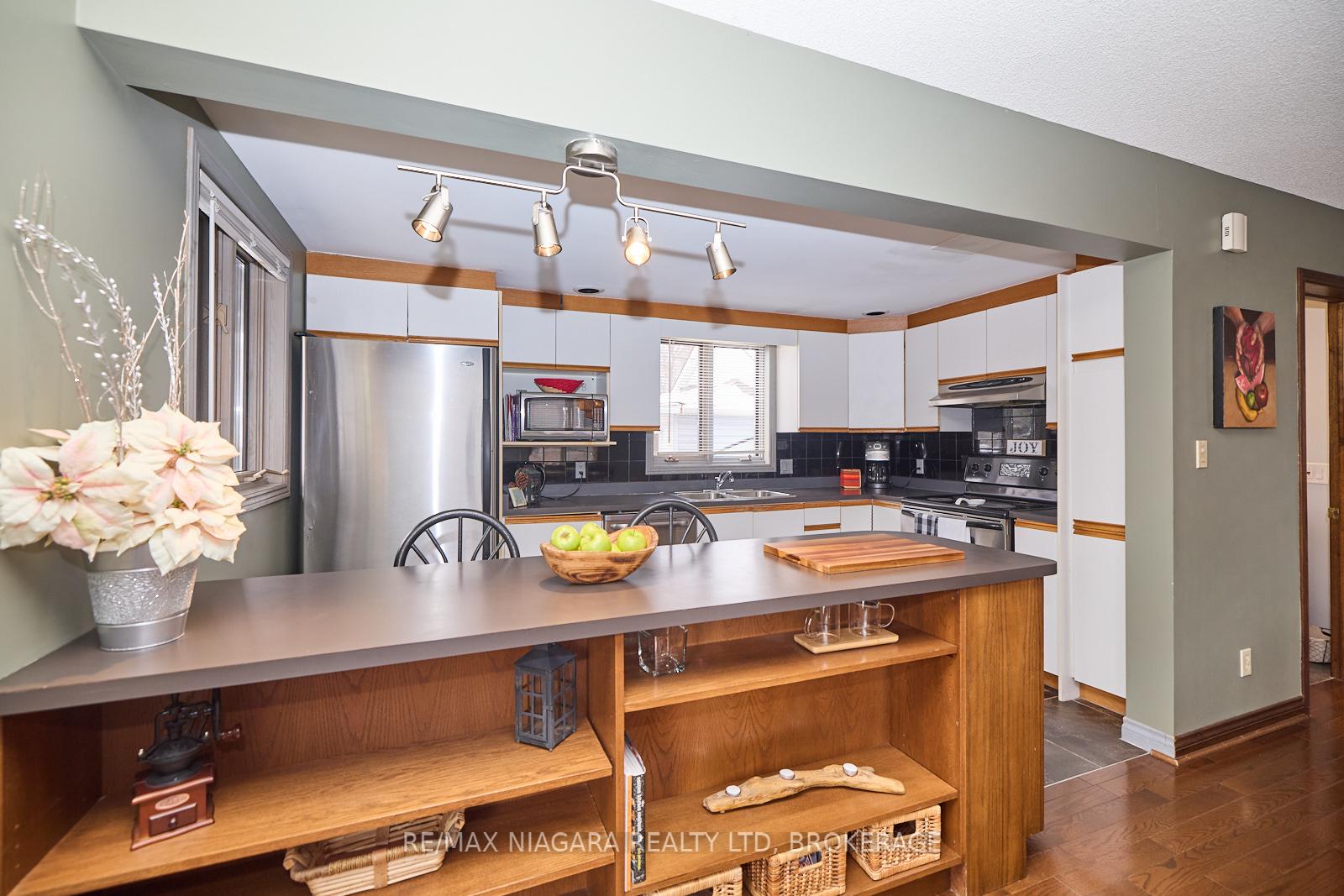 Photo 22 of 12 1/2 Lombardy Avenue, St. Catharines, Port Weller — HOMEH