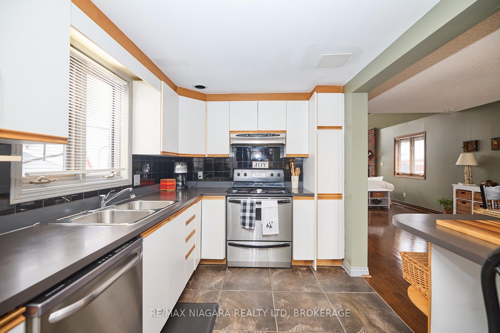 Photo 23 of 12 1/2 Lombardy Avenue, St. Catharines, Port Weller — HOMEH
