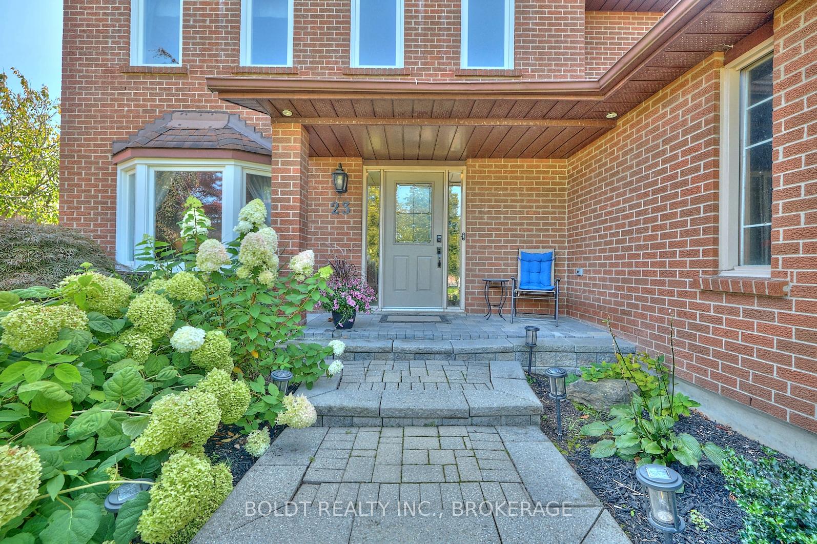 Photo 3 of 23 Barbican Trail, St. Catharines, Burleigh Hill — HOMEH