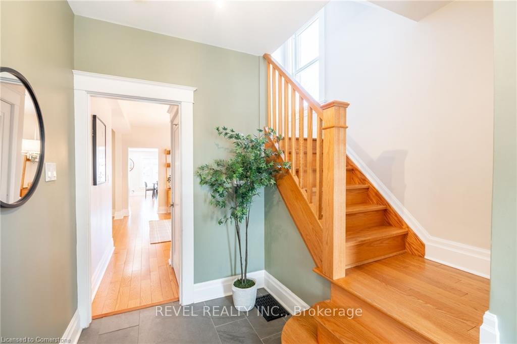Photo 3 of 60 Kensington Avenue S, Hamilton, Delta — HOMEH